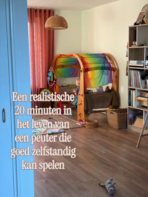 Ik bemoei me niet met haar spel, zij bemoeit zich wel met wat ik doe. Precies zoals je zou verwachten van een 2 jarige🫶🏻