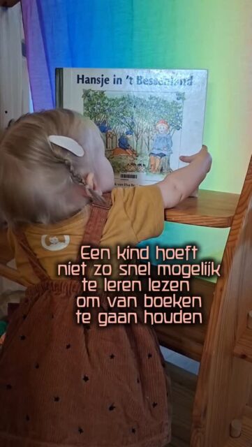 Dit is waarom jij jouw peuter of kleuter écht nog geen letters hoef te leren👇

In de antroposofie spreken we van zevenjaarsperiodes. In een periode van 7 jaar maken de meeste kinderen hee specifieke ontwikkwlingen door.

Ons meisje is nu 1,5 en zit dus in de eerste fase: het eigen maken van het lichaam.

De ontwikkeling van het lichaam en het ontwikkelen van een basisvertrouwen in de wereld zijn eigenlijk de twee enige doelen waar sowieso aandacht naartoe moet gaan. Dat gaat grotendeels automatisch en wordt ondersteund door ouders die warmte en ritme aanbieden. 

Het geeft ons een heel veel rust om in het achterhoofd te houden dat dit het "enige" is waar je aandacht naar uit hoeft te gaan wat het opvoeden betreft.

Er hoeft nog lang niet geoefend te worden met letters. Geweldig mooi knutselen zit er ook écht nog niet in. Verstandige, weloverwogen beslissingen maken? Gaat nog even niet gebeuren.

Door aandacht te schenken aan wat past bij de levensfase kunnen we onze kinderen veel dieper leren begrijpen en begeleiden. 

Al dat andere is voor later.