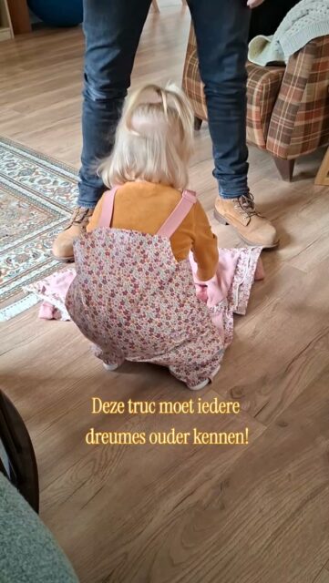 Hoppakee!

Dit trucje leerden wij vanaf het moment dat ze stevig op beide benen kon staan aan. Niet alleen mega handig, maar het geeft je kind ook het gevoel dat ze zelf iets bijdragen aan het gezin. 

Welke trucjes pasten jullie toe in de dreumes/peuterjaren?