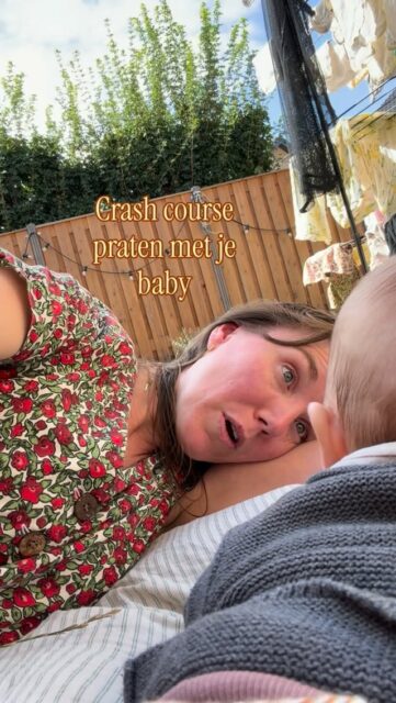 Ik neem praten met baby’s héél serieus! Dit heet call-en-response (zit ook in veel popliedjes!) en het is de eerste stap in de spraak ontwikkeling. Baby zegt iets en dus zeg ik iets. Het is de manier waarop je baby leert een gesprek te voeren. Cool hè!🤓