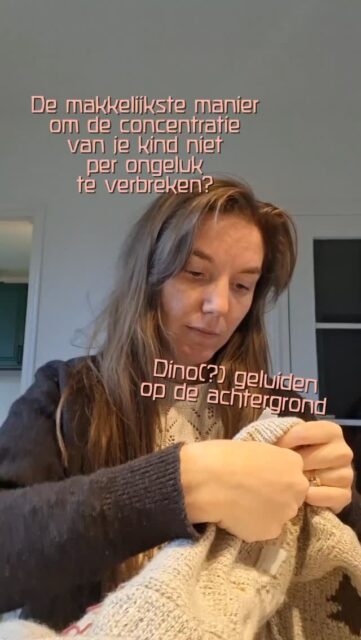 Zorg jij er PER ONGELUK voor dat jouw kant niet zelfstandig kan spelen?🫢

Shocking! I know! 

In heel veel gevallen zijn wij, de volwassenen om een kind heen, juist de stoorzenders! 
"Oh wat speel je lief!" "Weet jij welke kleur dit is?" "Kom je me even helpen met dit of dat?" "Nee een dier loopt niet op z'n rug maar op z'n pootjes." 
Zonder er erg in te hebben, storen we het zelfstandig spel.

Er is tegenwoordig  veel minder behoefte om lang in de keuken te staan. Brood bakken? Dat ligt toch kant en klaar bij de supermarkt? 
Er is veel minder zin om in de tuin te werken. Tegels is zoveel makkelijker!
Er is veel minder ruimte om zelf kleding te maken. Fast fashion ligt toch niet voor niks in de winkels?

Laat staan dat er ruimte is voor een eigen hobby! 
Om welke reden dan ook (ahum, social media verslaving is met stipt probleem nummer 1) hebben heel veel volwassenen zelf dus totaal geen analoge hobby's meer. Ze lezen geen boeken, breien geen sokken, tuinieren niet, schrijven geen dagboeken, tekenen niet, schilderen niet etc. etc. 

En dat terwijl deze analoge activiteiten in en rondom het huis  A) heel goed voor ons is en B) een eenvoudige rem is als we constant onze kinderen lastig willen vallen. 

Want die dinogeluiden op de achtergrond? Die stoorden mij niet. Ze hoorden bij haar spel. Toen ze mama riep om me iets te laten zien? Stond ik niet direct op. Ik zwaaide en merkte dat ze me alleen even iets wilde laten zien. Ze vroeg helemaal neit of ik een actieve rol kwam spelen. 

Breken er dingen? Sure dan vlieg ik er op af. Zit ze aan de kabels van de gitaren en versterkers? Dan zie ik dat vanuit mijn handwerkplek en herinner ik haar er aan dat ze daar niet aan mag zitten. Wil ze wat te drinken? Dan verwijs ik naar het vaste plekje op tafel. 

Welk analoog project zou jij graag oppakken? En welke tools heb jij nodig om dat daadwerkelijk te durven doen?