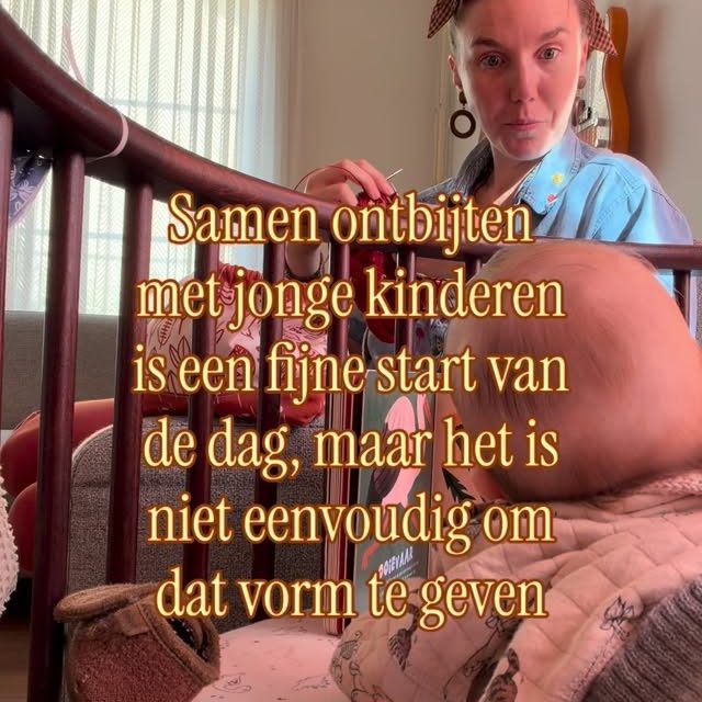 om het voor elkaar te krijgen, moesten we flink hard werken. Misschien jij ook?😅
Het klinkt zo vanzelfsprekend dat je met z’n allen aan tafel zit. Het is ook zo’n oerbeeld dat je, voor zonsopgang, even samen de dag start. Maar om op dat punt te komen, een punt waar wij inmiddels zonder moeite zijn, moet je er zelf aandacht aan besteden. Het moet voor het hele gezin een gewoonte worden.
Voordat onze kinderen werden geboren, ontbeten we allebei apart.
In de newbornmaanden van onze oudste, zette ik de wekker om 6 uur en rende ik de trap af zodat ik even in rust mijn dag kon opstarten voordat zij wakker werd.
Toen ze haar eerste dutje van de dag rond 8 uur deed, wachtte ik dat moment juist af.
Zodra ze eenmaal wat langer wakker bleef, maakten we een momentje van het ontbijten.
En nu met onze tweede erbij gingen we weer verschillende fases door.
Inmiddels is 8 uur ‘s ochtends ontbijten voor de ouder die thuisblijft met de kinderen een vast ankerpunt in onze dagen. En dat brengt ZO VEEL RUST!
Natuurlijk zal dit weer veranderen zodra de oudste op de peuterspeelzaal start. Maar voor de komende maanden hebben we een ochtendritueel dat heerlijk werkt voor ons.
Zo’n rustige routines zijn heerlijk en voelen als pure luxe!