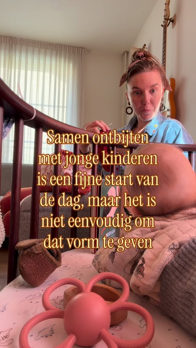 om het voor elkaar te krijgen, moesten we flink hard werken. Misschien jij ook?😅
Het klinkt zo vanzelfsprekend dat je met z’n allen aan tafel zit. Het is ook zo’n oerbeeld dat je, voor zonsopgang, even samen de dag start. Maar om op dat punt te komen, een punt waar wij inmiddels zonder moeite zijn, moet je er zelf aandacht aan besteden. Het moet voor het hele gezin een gewoonte worden.
Voordat onze kinderen werden geboren, ontbeten we allebei apart.
In de newbornmaanden van onze oudste, zette ik de wekker om 6 uur en rende ik de trap af zodat ik even in rust mijn dag kon opstarten voordat zij wakker werd.
Toen ze haar eerste dutje van de dag rond 8 uur deed, wachtte ik dat moment juist af.
Zodra ze eenmaal wat langer wakker bleef, maakten we een momentje van het ontbijten.
En nu met onze tweede erbij gingen we weer verschillende fases door.
Inmiddels is 8 uur ‘s ochtends ontbijten voor de ouder die thuisblijft met de kinderen een vast ankerpunt in onze dagen. En dat brengt ZO VEEL RUST!
Natuurlijk zal dit weer veranderen zodra de oudste op de peuterspeelzaal start. Maar voor de komende maanden hebben we een ochtendritueel dat heerlijk werkt voor ons.
Zo’n rustige routines zijn heerlijk en voelen als pure luxe!