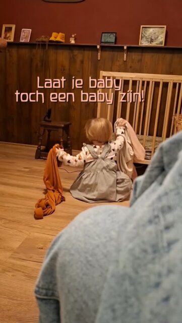 "Daar is ze toch nog veel te klein voor?"🙄

Te klein om dankjewel te zeggen. Te klein om zelf de trap op de klimmen. Te klein om zelf met een lepel te eten. Te klein om.....

Als er iets is wat ik heb geleerd door met kinderen te werken dan is het wel dat je ze écht niet moet onderschatten. Onze kleine, kruipende sponzen zijn tot zó veel in staat en het is aan ons om ze te steunen en te begeleiden. 

De meest populaire en (vind ik) meest interessante manier om ze te ondersteunen is door je kind te introduceren aan dat wat ze net niet kunnen. Je helpt ze ontwikkelingen te maken in een speciale zone dat héél dicht ligt bij wat ze nu al kunnen.

Het heet de zone van de naaste ontwikkeling. Het is, als het ware, de volgende stap in de ontwikkeling. En het is onze taak om onze kinderen uit te nodigen om telkens weer in die Zone te stappen😊

Een paar voorbeelden:

✨️Kan je kind al stilzitten als je d'r tanden poetst? Rijk dan eens de tandenborstel aan als jij klaar bent met poetsen. Het enige doel is om d'r bekend te maken met het idee dat zij dit ook zelf kan. 

✨️Wil je kind graag op de bank zitten. Oefen dan ook meteen met veilig van de bank klimmen. Begeleid je ze hier meteen mee en houd je dit als norm vast? "We gaan altijd met de voeten eerst van de bank af." Dan zullen ze dit in hun jongere jaren altijd doen (totdat ze een keer uit willen testen wat er gebeurt als🤣).

✨️Wil je dat ze niet zelf naar boven klimmen zodra ze een trap zien? Geef een alternatief zoals op de onderste tree gaan zitten en een liedje zingen. 

Het hoeft niet meteen goed te gaan, dat is het hele fijne aan de Zone van naaste ontwikkeling! Jij weet dat ze dit nog niet kunnen, maar dat ze dit ooit wel zullen kunnen. 0% pressure dus en áls het een keer lukt is het feest!🥳