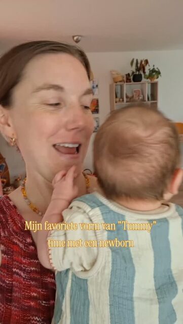 Je hoeft het niet te doen zoals het "hoort"!
Je hebt bij deze toestemming om een eigen manier te maken of te ontdekken😍
Op de grond met een timer naast je baby die niet lekker ligt. Het hoeft niet! Je kunt 'm ook lekker op de arm of in de draagzak mee op sleeptouw nemen. Je zult merken dat als je dit net na een voeding doet en je lekker met 'm kletst hij z'n hoofd vanzelf omhoog zal houden en z'n nek- en rugspieren zal trainen💪
Of
De borst constant als troost aanbieden. Het hoeft niet! Je mag iemand anders vragen om je baby met een liedje te troosten. Of te wiegen in de draagzak. Een speen aan te bieden. Er zijn mogelijkheden!👶🏻
Of
Met 4 maanden beginnen met oefenhapjes. Het hoeft niet! Je mag ook wachten totdat jouw kindje haar hoofd goed recht kan houden en dan een broccoliboom in d'r kleffe handje drukken. Of een lepel met daarop een beetje romige moedermelk geven om aan tafel mee te spelen👅
Het mag en het kan. Opvoeden kan niet perfect want wat is perfect? Jij als ouder mag beslissingen maken die bij jou passen. Het enige wat handig is, is het hebben van een beetje info over wat je kindje van jouw nodig heeft😉
Wat heb jij anders dan anders gedaan tijdens de opvoeding?