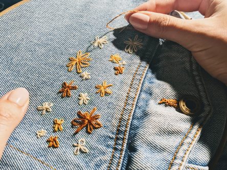 Lazy daisy borduursteek op jeansjas