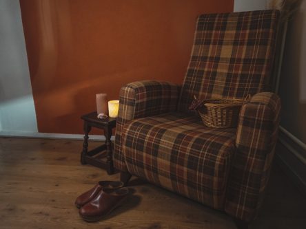 De vintage stoel in de Charlingual studio