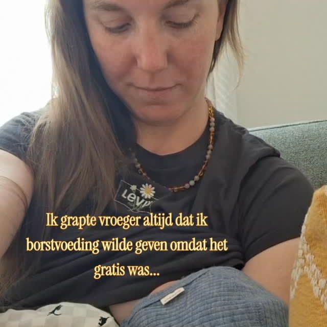 Gisteren had ik een verdrietige baby. Middenin de kringloop. Dus ik gooide er een tiet uit en binnen no time was het geregeld. Handig! Snel! Gratis!🙃

Maar als je er even voor gaat zitten (wat ik dus gedaan heb) dan ontdek al snel dat dat gratis reuze meevalt...

Je moet uiteindelijk toch best wel wat kopen, zoals bijvoorbeeld: 
🤱🏼 Voedingsbh's
🤱🏼 Borstkompressen
🤱🏼 Kleding waarmee je makkelijk een tiet eruit kan gooien
🤱🏼 Kolf en extra onderdelen🤱🏼 Bewaarzakjes
🤱🏼 Lactatiekundig consult (ik ben dol op Annegien van @maankracht_lactatiekundige) ⁠
🤱🏼 Borstvoedingskussen
🤱🏼 Flessen voor gekolfde melk 
🤱🏼 Snacks. Zo. Veel. Snacks.
⁠
Maar dat is alleen maar de bovenste laag van dit verhaal want het gaat natuurlijk veel dieper. Je betaalt niet alleen voor de ditjes en datjes die jou helpen bij het geven van borstvoeding. De grootste "kostenpost" is jouw tijd. 

Je voedt 8 tot 12 keer per dag

Iedere dag. En nacht. Ik heb snelle eters dus ben meestel met 20 minuten klaar. 🍒20 min x 10 maal voeden = 200 min🍒1 jaar lang is dat 73000 minuten oftewel ruim 1200 uur...🫢

Als jouw kindje lekker lang aan de borst ligt, heb je binnen no time aan borstvoeden een fulltime baan.

En dan hebben we het nog niet eens gehad over de mentale balast van het borstvoeden. Dat de nachten je parten kunnen spelen. Dat altijd bij je kleintje in de buurt blijven mentaal heel veel vraagt...

Ik denk dat borstvoeding geven het beste voor mijn kinderen is. En voor ons gezin.

Toch snap ik het steeds vaker als iemand het onderste uit de kan heeft gehaald maar dan toch moet beslissen om op flesvoeding over te stappen. Het is niet meer zo zwart-wit als ik altijd al dacht.

Of dat borst en baby geen werkende combi blijkt te zijn en je dus dag en nacht dichtbij je kolf in de buurt blijft. Heftig!

Borstvoedende mama je bent geweldig en ik vind dat we VEEL meer gezien zouden mogen worden. Fulltime kokvende mama chapeau! Maar voedende moeder die oh zo haar best heeft gedaan. Die zo graag zou willen en een moeilijke beslissing heeft moeten maken. Jou zie ik ook♥️