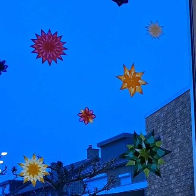 🌟 Vouw jij mee? 🌟

Mijn raam is alweer versier met mijn favoriete sterren gevouwd tijdens de eerdere 12 Sterrennachten van @waldorfacademie en @maaikevankoert. Dit jaar voeg ik er vanaf 25 december nog een bups aan toe✨️

Meld je aan op 
waldorfinspiration.com/product/12sterrennachten