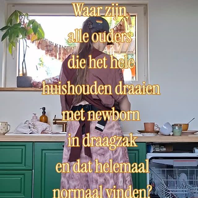 Hij slaapt, zij sleept borden door de keuken en ik dans er tussendoor.

Draagzak mama for life🫶