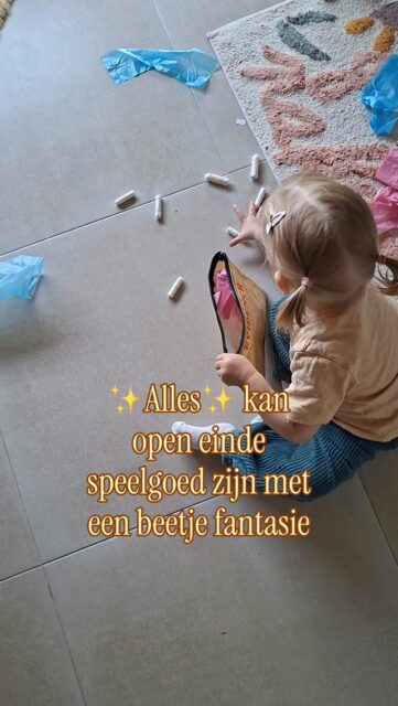 Ik had wel NEE kunnen roepen, maar…
Zelfstandig spel ✅ Creatief ✅ Duurzaam ✅
Dit spel gaf mij 20 (!) minuten om even lekker te tutten voor de spiegel. De baby lag op een schapenvachtje met z’n voeten te spelen en de peuter bedacht een spel met een doos tampons die ik de komende tijd toch niet ga gebruiken.
Is dit wat ze bedoelden toen ze zeiden dat je een vrolijk kind niet vrolijker moet proberen te maken?🤣