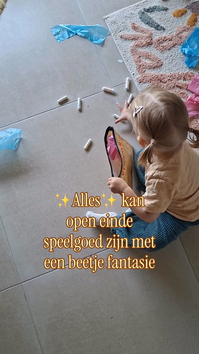 Ik had wel NEE kunnen roepen, maar…
Zelfstandig spel ✅ Creatief ✅ Duurzaam ✅
Dit spel gaf mij 20 (!) minuten om even lekker te tutten voor de spiegel. De baby lag op een schapenvachtje met z’n voeten te spelen en de peuter bedacht een spel met een doos tampons die ik de komende tijd toch niet ga gebruiken.
Is dit wat ze bedoelden toen ze zeiden dat je een vrolijk kind niet vrolijker moet proberen te maken?🤣