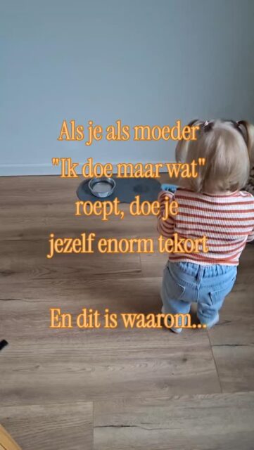 Mama, je hebt een onderbuikgevoel en een berg aan informatie😜

Als er iets is waar ik kippenvel van krijg, dan zijn het ouders die vinden dat ze "maar gewoon wat doen"... En dat terwijl jouw ouders jou hebben opgevoed, je vrienden of buren waarschijnlijk kinderen hebben en je iedere dag kinderen op straat tegenkomt.

Genoeg voorbeelden van hoe jij het wel of juist niet wil doen om je heen dus! En vanuit dat onderbuikgevoel, mag je voortborduren. Waarom vind je dat je zoon zijn bord niet leeg hoeft te eten? Hoezo is het belangrijk voor jou dat het haar van je dochter altijd netjes zit? Om maar wat voorbeelden te noemen😉

En als je daar eens over na hebt gedacht en je hebt een antwoord gevonden, ga dan eens op zoek naar informatie die bij jouw gevoel past. Die info hoeft niet uit boeken te komen, maar kan ook van je eigen ouders komen of van een vriendin die iets doet waar jij heel nieuwsgierig naar bent. (info van IG of TT zou ik trouwens niet blindelings geloven, maar het kan zeker een startpunt zijn😜) 

Heb je info? Dan ga je beslissingen maken. Zo wil jij het gaan doen. Zo zal jij het gaan doen. Hak een knoop door, ga stevig staan en ga ervoor! Jij weet wat en waarom en jouw overtuigingen zal je meehelpen om duidelijk tegenover je kind te zijn😍

En het grappige? Al die stappen hierboven heb je waarschijnlijk al eens onbewust doorlopen! Nu moet je je alleen nog bewust worden van de wat en waarom. Trust me, het is het waard!

Je doet niet maar wat en je kind verdient ouders die stevig in hun beslissingen staan. You've got this!✨