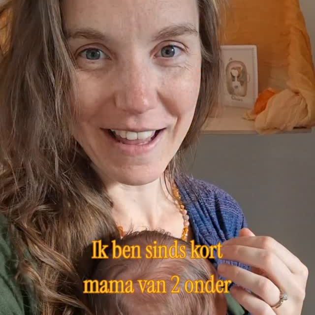 Gentle parents zijn:

✨️ Voorspelbaar
✨️ Duidelijk
✨️ Behulpzaam

Twee weken nadat ik in de filmpje zei dat ze bij iedere keer oversteken tegenstribbelt en het is weer helemaal anders! 

Ziet ze dat we gaan oversteken? Dan komt ze naar me toe, pakt ze mijn hand en zegt ze "Mumma, cross over!" En dan neemt ze mij mee de straat over. 

Ik ben 0 keer kwaad of teleurgesteld geworden, maar ben wel consequent gebleven. Ook als ze daar héél boos door werd. 

Ps. Dit is geen script. Kopieer vooral niet precies wat ik zeg want wat ik zeg werkt misschien niet voor jouw peuter. 

Wat dan wel?
1. Spreek uit wat je verwacht.
2. Spreek uit wat de logische consequentie is als de instructie niet wordt opgevolgd.
3. Help je kind de instructie op te volgen. 

And that's on Get👏Up👏Off👏Your👏Ass👏Parenting