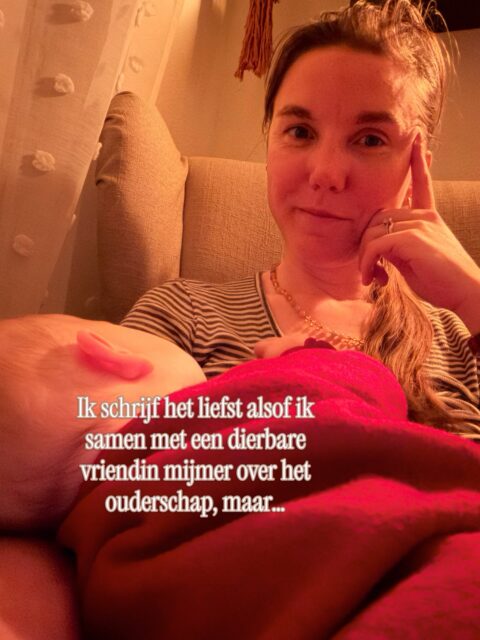 Heb ik een speciaal hoekje van het internet geclaimed om wel rauw te kunnen schrijven over het ouderschap.
In mijn nieuwe serie ✨Handwerkmijmeringen✨, praat ik tegen de microfoon alsof ik met een dierbare vriendin over het leven mijmer. Veel rauwer krijg je het niet♥️
De opnames en transcripten staan (nu nog gratis) op mijn Substack. Als je je hebt geabonneerd, ontvang je wekelijks een link in je mailbox naar de nieuwste Handwerkmijmering. Wie weet wordt dit een betaald iets in de toekomst. Dat weet ik nog niet zeker.
Wat ik wel zeker weet is dat het als moeder en opvoeder belangrijk is om vanuit kwetsbaarheid te blijven spreken en schrijven. Het is iets dat in deze snelle online wereld verdwenen is. Want ja, wie kan zich nou in 10 tot 30 woorden (want goed voor de zoekmachines🤣) nou écht kwetsbaar uiten zonder afgemaakt te worden? Ik niet in ieder geval!
Typ hieronder link en ik stuur je een dm met daarin hoe je je voor mijn Handwerkmijmeringen kunt aanmelden♥️