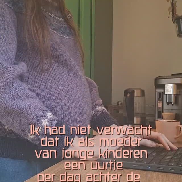 🤓 Er moet zó veel digitaal gebeuren (denk aan afspraken maken, bankzaken regelen en aankopen doen) en ik kom er tijdens de dutjes gewoon onvoldoende aan toe.
🤓 Het keukenblad is een hele fijne hoogte om aan te werken. Zo zit ik niet de hele dag maar kan ik ook eens een andere houding aannemen. 
🤓 Ik kreeg de kans om voor een geweldige ondernemer de klantenservice te bemannen en wilde op z'n minst uitproberen of dat zou werken voor ons.
🤓 Het is eenvoudiger om te begrijpen dat zodra de laptop open is mijn aandacht even elders is. Is de laptop gesloten, dan ben ik weer helemaal van haar.
🤓 Ik gebruik m'n telefoon beduidend minder (en ben 'm soms zelfs helemaal kwijt🤣)

Inmiddels zeg ik met plezier dat onze kinderen schermarm worden opgevoed en niet langer schermvrij. Je mag je ideaalbeeld natuurlijk aanpassen aan wat werkt voor jou en in dit geval heeft het opgroeien met af en toe laptop in zicht véél meer voordelen dan nadelen😉 

Hoe zit dat bij jullie?