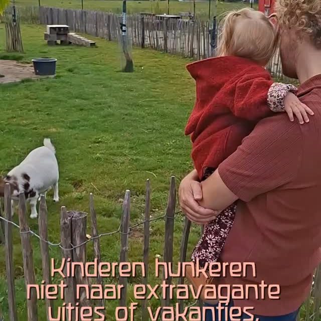 De foto's voor het kasteel in Disneyland, de dagen op het Griekse strand, een gebakje middenin Wenen, de duiktochten in Mexico... 

Zulke avonturen bestaan ook over 10 jaar nog😉

Het is een trend geworden om jonge kinderen gewoon mee op sleeptouw te nemen. Ver weg van alles wat ze bekend is. Ver weg vavn wat veilig voelt. Ver weg van wat voor hun fijn is... En waarom? 

Waarom zo'n haast? Waarom kunnen zulke avonturen niet een paar jaar wachten?

Kinderen hunkeren niet naar grote avonturen. Het zijn dr volwassenen die graag NU de wereld willen zien. Die zich halsoverkop werken om extravagante reizen te kunnen betalen. Die helemaal niet in de gaten hebben dat het voor hun kind helemaal niets toevoegt en eigenlijk alleen schade aanricht.

Het is geen wonder dat de speeltuin hier om de hoek heel de zomer zo goed als leeg was... Die aan de andere kant van de wereld zaten vast helemaal vol🫣

Kanttekening: @tinytravels.nl is een van de weinige accounts die ik het reizen met een jong kind écht heel mooi zie aanpakken. Met respect voor zowel de plekken waar ze naartoe gaan als voor hun jonge vent die op een hele natuurlijke en gezonde manier mee op avontuur gaat.