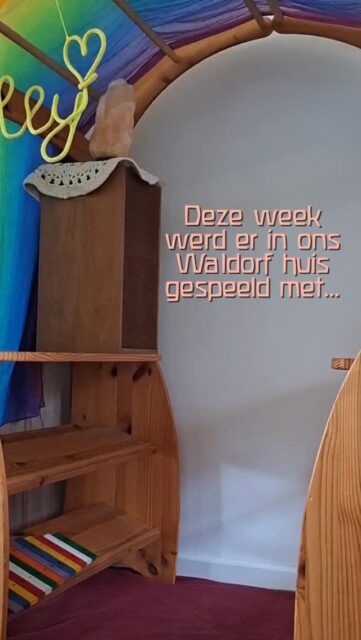 Inmiddels hebben we een paar plekken in de woon-eetkamer waar er uitgebreid gespeeld wordt! 

Het gros van het speelgoed ligt in het speelhuisje. Het is er zo knus en aan het eind van de dag wordt alles teruggebracht naar de eigen plek. 

Plek 2 is de @ettetete leertoren als die in tafel-en stoel modus staat. 

En tot slot de Pikler driehoek die sinds kort enorm in de smaak valt!

Een stuk speelgoed dat heel mooi is, maar waar helemaal niks mee wordt gedaan is het huisje van @grimmswoodentoys.Misschien wordt er ooit een heel dorp van gebouwd, maar op dit moment staat het vooral mooi te wezen haha!

Welk speelgoed was bij jullie een hit deze week?