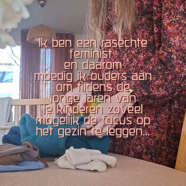 Stuur deze ook door aan je partner, want ik heb het niet alleen over jou!🫢

We gaan er vaak vanuit dat we op een werkplek of bij een hobby gezien worden. Dat wij, als mens met een vol leven, gekend worden. Door onze collega's, managers, directeuren, trainers en coaches. En dat worden we deels ook! Maar er wordt maar een stukje van ons gezien. Dat kleine stukje dat nodig is om bepaalde doelen te behalen. Mensen zijn niet zó kil dat ze jouw leven buiten werk en hobby bewust wegcijferen (althans de meeste mensen doen dit hopelijk toch niet🤓), maar het valt makkelijk in vergetelheid. Herken je dit?

💔 Bij de lokale harmonie of fanfare zijn ze héél blij als je er bent, maar er zijn ook 4 andere trompetten. Heb je een keer de griep? Dan neemt een van de anderen jouw rol over.
💔 Op de school waar je werkt is er een tekort aan leraren. Val je een week weg? Dan heerst er enorme stress! Maar ben je langdurig ziek? Dan is het niet zo dat de kinderen geen onderwijs meer krijgen.
💔 Je speelt wekelijks volleybal en maakt deel uit van een select groepje dat meedoet aan wedstrijden, maar als je je been breekt dan hebben ze al snel een vervanger.
💔 In het bedrijf waar jij een managementfunctie hebt, komt er een hogere functie in het management vrij. Je solliciteert en bent ongelofelijk verbaasd als iemand anders de rol krijgt. Je hebt toch alles aan deze baan gegeven en bent toch steengoed?

Jij bent hard nodig! Totdat je dat toch niet meer blijkt te zijn... Jij gaat het maken! Totdat het niet meer duidelijk is wat je precies gaat maken...

Dit gaat pijn doen aan je ego, maar het moet gezegd worden. Voor jou nog 3 anderen! Of 10😢

Onze generatie werd opgevoed met het idee dat wij het beste van het beste verdienen. Dat we de sterren uit de hemel kunnen plukken. Als we maar hard werken. Nooit een steekje laten vallen. Nooit eens nee zeggen. En vooral nooit nadenken over wat precies ons einddoel is. Meer meer meer. Groter groter groter. Maar waarom eigenlijk? Wat hoop je te behalen? Te bewijzen?🚀 

Vervolg in de comments🙃