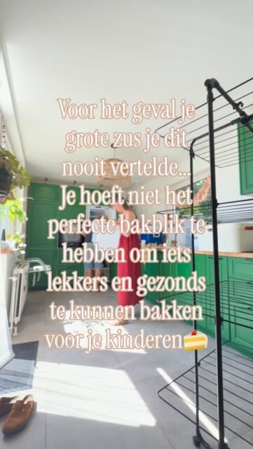 Een appje dat ik gisteren stuurde…
📱Vanochtend bananen uit de vriezer gehaald zodat ik bananen brood kon maken… Net 20 min de tijd om het te maken terwijl Oscar slaapt. Chaos want chaos. wordt Oscar opeens wakker maar ik kan nog ff snel de mix in het bakblik gooien!
Nope. Bakblik vorige maand weggegooid omdat ik er pompoen brood in had gemaakt dat volledig was mislukt. Zo hard als een baksteen en na 24 uur in de week nog steeds zo hard dat ik er een raam mooi kapot zou kunnen gooien🥲
Dus pray for me dat de bananen brood muffins te vreten zijn🥵📱
Vandaag dan het verlossend woord van de peuter… Hmmm yummy mumma!