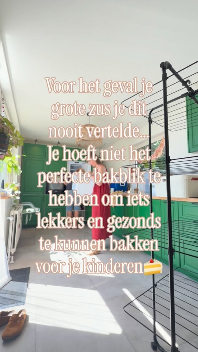 Een appje dat ik gisteren stuurde…
📱Vanochtend bananen uit de vriezer gehaald zodat ik bananen brood kon maken… Net 20 min de tijd om het te maken terwijl Oscar slaapt. Chaos want chaos. wordt Oscar opeens wakker maar ik kan nog ff snel de mix in het bakblik gooien!
Nope. Bakblik vorige maand weggegooid omdat ik er pompoen brood in had gemaakt dat volledig was mislukt. Zo hard als een baksteen en na 24 uur in de week nog steeds zo hard dat ik er een raam mooi kapot zou kunnen gooien🥲
Dus pray for me dat de bananen brood muffins te vreten zijn🥵📱
Vandaag dan het verlossend woord van de peuter… Hmmm yummy mumma!