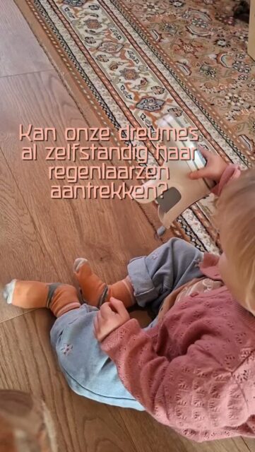 It's her world and we're just living in it!😝

Nee maar serieus: als het even kan nemen we tijd voor zulke momenten. Dat betekent:
😅 Dat we vaak dik op tijd beginnen met opruimen en vertrekken.
😅 Dat we vaak een podcast of audioboek luisteren tijdens zulke momenten om meer geduld te kunnen hebben.
😅 Dat we heel vaak tegen elkaar en tegen vrienden en familie "Laat d'r maar even" zeggen. 

Kinderen willen graag dingen zelf doen. Ze willen zelf beslissingen nemen. Het idee hebben dat ook zij iets bijdragen. Als piepklein mens heb je niet veel te zeggen, maar je eigen schoenen aantrekken? Je sjaal uitdoen? De trap oplopen? Go ahead girl!

Dus maken we tijd en sporen we d'r aan om het eens zelf te proberen! Niet voor ons gemak, maar voor haar plezier♥️

Wat probeert jouw uk al helemaal zelf?