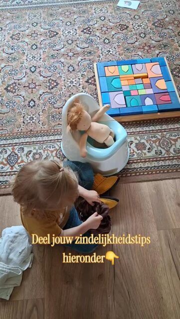 Het potje heeft een plek in huis ingenomen en Poppy bezoekt 'm sinds kort regelmatig. Want een van je grootste tools als opvoeders is onze eigen fantasie! Wist je dat? 😍

Sinds baby Oscar geboren werd, krijgt Poppy regelmatig de borst, wordt haar luier verschoond, wordt ze in slaap gewiegd en zit er heel vaak een boertje vast die er nog even uitgeklopt moet worden. En sinds kort zit Poppy dus ook op het potje. 

Want hoewel Lilly het potje nog even links laat liggen, kan Poppy wel al het goede voorbeeld geven. En zo kan ze dat ook met tanden poetsen, naar bed gaan, de tafel afruimen etc. Je kunt het zo gek niet bedenken of Poppy kan het!🧑‍🚀👷‍♀️🦹‍♀️🧜‍♀️

Overigens kan Nijntje er ook wat van. Rupsje Nooitgenoeg komt ook regelmatig eten. Zelfs de slakken en spinnen helpen mee in dit huishouden🤣

En in de toekomst zal een pop, knuffel of ander figuur uit de speelhoek een vertrouwenspersoon worden voor de peuter of kleuter. Het is veel eenvoudiger om je diepste verdriet met een pop te delen. Het is veel makkelijker om met de klassenkabouter te rekenen dan met juffie. Een pop of speeltje is gewoonweg veel toegankelijker dan een ouder of juf. 

Als je daar op in kunt spelen, dan wordt je leven als opvoeder een stuk eenvoudiger!♥️