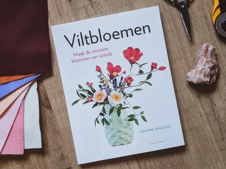Read more about the article Recensie: Viltbloemen van Daphne Engelke