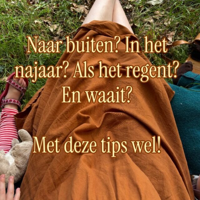 De tropenjaren worden zoooo veel leuker als je een groot deel van de dag buiten doorbrengt🥰

Deze easy peasy tips wil je niet missen!🍂

Hups onderin de kinderwagen of rugzak en je kunt altijd een gezellig/veilig/ietsjes minder vies plekje maken!

Deze mumma is dat helaas nog niet🥲

Traditiegetrouw hap ik altijd stukjes appel los voor de peuter. De baby heeft aan de meloenen genoeg😜

1 kinderen en kleren zijn wasbaar. 2 je gaat toch niet meer droog thuiskomen dus maak er het beste van! 3 dit zijn de momenten die je bij gaan blijven als de kinderen groot zijn🫶🏻

Die peuters hebben geen flauw idee joh! Ze had zo’n dikke lol toen ze de bal telkens van links naar rechts zag vliegen. En deze keer had ik wel mijn breiwerk mee😎

Dit jaar zijn we voor ielm pakken gegaan (don’t come for me dat ze niet waterdicht genoeg zijn😫 Ik was gewoon nieuwsgierig ok?) en @affenzahn_official regenlaarzen voor de peuter en @celavikids over schoentjes. Oh en niet onbelangrijk! Ik heb zelf een draagregenjas die ik 2 jaar helemaal fijn is🥰

Doe wat ik zeg en niet wat ik doe want een eikel tegen je harses is niet hetzelfde als een sneeuwbal🤕