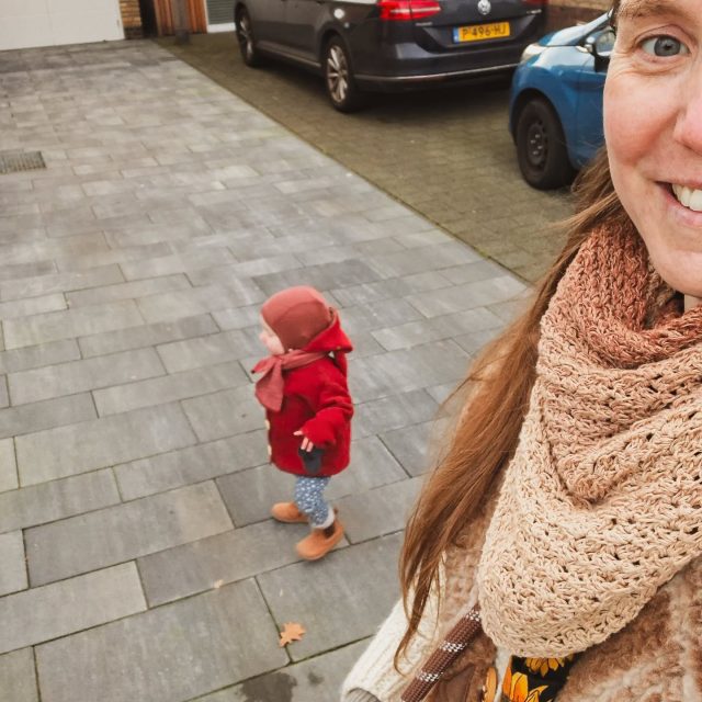 Grenzen zijn niet streng, ze geven juist ruimte!😘

Ken je de term Gentle Parenting? Dan ken je misschien ook de term Autoritatief. Die eerste term wordt vaak misbruikt, maar die tweede... Die wil je kennen! (en dat terwijl ze in de basis hetzelfde betekenen🤓)

Autoritatieve opvoeders weten heel duidelijk wat ze van hun kinderen verwachten en kunnen dit op een heldere, eenvoudige manier duidelijk maken. Je herkent ze aan hun kilo's begrip en de warmte die ze uitstralen. Dat gun je toch ieder kind!?♥️

Als opvoeders mag je (samen) keuzes maken over hoe het over het algemeen reilt en zeilt bij jullie thuis. Er ontstaan zo ook momenten waarop de ene opvoeder een kamer binnen loopt en denkt "wat tref ik hier nou aan?🤣" terwijl de ander helemaal in z'n element is. Naast de strakke, duidelijke basis is er zó veel ruimte voor ontzettend leuke, grappige en lieve momenten! En die momenten komen helemaal uit zichzelf tot stand omdat er ruimte wordt gemaakt door die duidelijke grenzen.

Zo was ik enorm verbaasd dat onze dochter bovenop de gitaarkoffer zat terwijl ze luisterde naar het gitaarspel van haar vader. Ik zou dat nooit toelaten omdat het niet mijn koffer is en ik niet weet hoe voorzicht we er mee om moeten gaan. Maar hij vond het knus en had dit duidelijk al vaker op een prettige manier vormgegeven. Geen schoenen op de koffer, niet staan en voorzicht met erop en eraf gaan. Hij was op zijn beurt enorm verbaasd dat ik bijna een halfuur stapje voor stapje samen vanuit de supermarkt naar huis liep in plaats van binnen 5 minuten thuis te zijn met kind in de kinderwagen. Maar we hadden de tijd en de ruimte, we hadden ons warme genoeg aangekleed en ik voelde me fit genoeg dus kon ik de grenzen oprekken en helemaal genieten van onze wandeling❄️

Wees niet bang om grenzen te hebben. Niet alleen richting je kinderen, maar ook richting de wereld buitenaf. Het brengt zó veel vrijheid met zich mee! En ook al lijken die grenzen een beetje vreemd, iedereen went er uiteindelijk aan. Zolang je ze maar warm, liefdevol en duidelijk blijft aangeven. Telkens weer opnieuw!😜