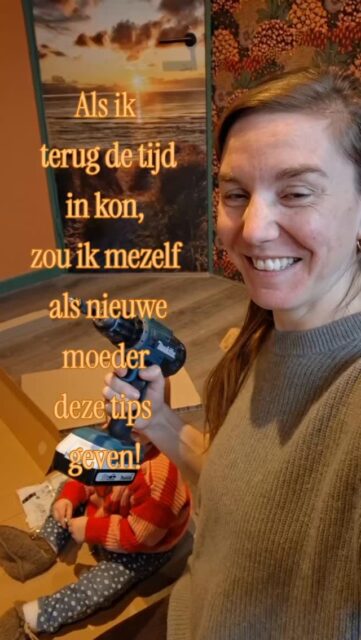 Scroll voor een leuke (🫠) anekdote uit het kraambed bij tip nr 3.

👶🏻 Je zult misschien stukken minder slapen dan voordat je baby geboren werd, maar je hoeft ook niet wakker te blijven liggen wachtend op het volgende huiltje. Luister naar een meditatie, staar naar het plafond, wiebel met je tenen en vertrouw er op dat je lichaam ook dan kleine beetjes rust pakt.
👶🏻 Het perfecte ritme bestaat niet en de mensen om je heen zullen dat begrijpen. Je zult soms te laat komen, zult soms een grumpy baby hebben en zult af en toe met een baby die op een raar moment een dutje doet zitten. Er heel veel over stressen gaat je dag niet beter maken. 
👶🏻 Laat de meningen van anderen achterwegen. Je zult bijvoorbeeld vanuit je kraambed naar een spontane bezoeker aan de voordeur schreeuwen dat ze volgende maand welkom zijn en niet vandaag. Diegene zal boos zijn. En op een dag niet meer. Als ze zo jouw grenzen over gaan, mis je niks als je ze een poosje niet ziet. 
👶🏻 Je zult jezelf dat eerste jaar deels verliezen in moederschap. Matrecensce noemen ze dat. Hoeveel zin je ook had om moeder te zijn, je zult verbaasd zijn over hoeveel denkruimte in je brein wordt ingenomen door moederschap. Dat is ok! Tijdens de twee helft van dat eerste jaar, voel je steeds meer ruimte om ook andere dingen buiten het moederschap op te pakken.

Welke tip zou jij jezelf geven als je even terug de tijd in kon?