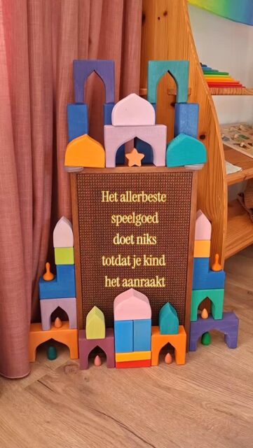 We haalden de laatste tijd steeds vaker speelgoed van zolder dat onze peuter nog nooit had gezien. Deze bouwset van @grimms was een hit en de ijscocar van @vtech was dat ook. Al werd die tweede pas een hit toen ik de batterijen eruit haalde😂

Wij geloven er heilig in dat zelfstandig spel van kinderen pas echt van de grond komt op het moment dat een kind volledig vrij is om te doen was ze wil. Wij als ouders geven geen instructies en het speelgoed mag al helemaal geen instructies geven! 
Daarom was onze hele omgeving verbaasd toen we laatst een vtech ijscokar op de kop tikten voor een paar euro. MaAr DaAr ZiTtEn BaTtErIJeN iN?!?!?! ��We waren misschien nogaal vocaal geweest over hoe wij over speelgoed met batterijen denken😝

Gelukkig staan we nog steeds achter onze keuze om weg te blijven van speelgoed met batterijen. Deze leuke ijscokar is voor buiten en dan is het toch veel leuker dat het ding helemaal nat mag worden. Een houten ijscokar zou het waarschijnlijk wat minder lang volhouden met dit wispelturige weer. ��We gunnen het onze kinderen dat ze ongeremd mogen spelen. Zonder ijscokar die om de haverklap roept dat je ijs moet uitdelen. De kleur van het bolletje verkondigt als je 'm uit de wagen pakt. Een irritant deuntje om de 30 seconden afspeelt. ��En nu wordt er heerlijk ijs verkocht. Soep met ijsballen gemaakt. En vooral gewoon lekker gespeeld zonder onderbreking van robotstem😝�

�Natuurlijk halen we over een poos ook elektronisch speelgoed in huis. Denk aan een Yoto speler (misschien voor deze kerst al?) Of een Nintendo Switch (in klas 3 ofzo). Maar voor nu haal ik vrolijk de batterijen uit het speelgoed dat helemaal geen batterijen nodig heeft...��Hoe gaat dat er bij jullie thuis aan toe?