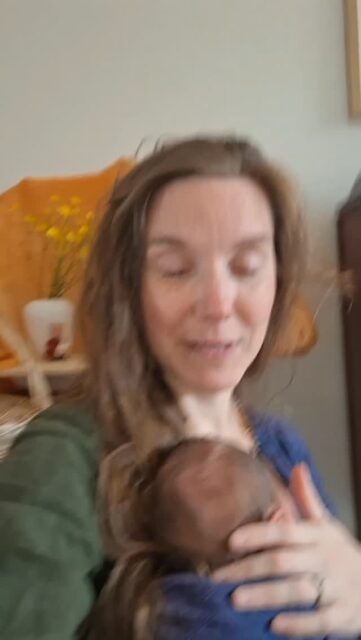 Gentle parenting is een parapluterm en wordt inmiddels flink uit context gerukt. Heel jammer want het is een heerlijke manier van opvoeden! Een groot deel van Get👏Up👏Off👏Your👏Ass👏Parenting heeft te maken met grenzen duidelijk maken en bewaken. Iets wat niet heel makkelijk is voor wij Millenials😅

Goed, laten we een stappenplan maken!
1. Spreek uit wat je verwacht.
2. Spreek uit wat de logische consequentie is als de instructie niet wordt opgevolgd.
3. Help je kind de instructie op te volgen.

Het doel van deze opvoedstijl is niet dat je kind vanaf nu je instructies perfect zal opvolgen, maar dat je als ouder voorspelbaar bent en blijft. Je peuter zal de grenzen uittesten en jij zult de grenzen bewaken. Keer op keer op keer op keer. Houd je dit de hele peutertijd vol? Dan zul je merken dat je peuter gaat vertrouwen op jouw woord en dat het uittesten na de peuterjaren verleden tijd zal zijn!