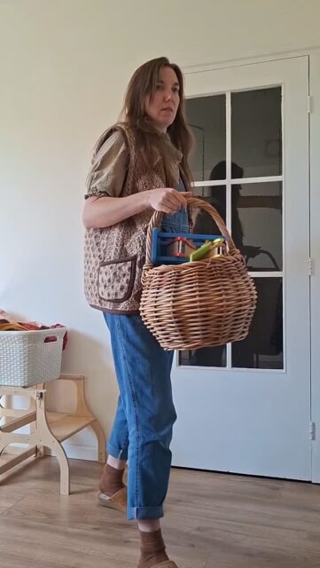 Toy rotation is LIFE

We kunnen het niet vaak genoeg roepen🫢

🧸 Minder speelgoed in de speelhoek = Niet overweldigd raken door de mogelijkheden
🧸 Wekelijks rouleren = "oud" speelgoed 100x opnieuw ontdekken
🧸 Speelgoed aantrekekelijk neerzetten = spelmogelijkheden creëren 

Wat weerhoudt jou ervan het speelgoed te rouleren?