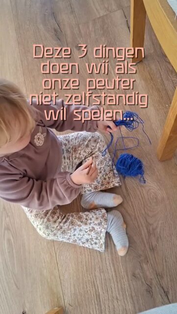 Het internet wil je doen geloven dat zelfstandig spel zo eenvoudig is als speelgoed rouleren en een leuke invitation to play neerzetten. Maar.... Dat is niet zo. Zeker met een peuter die net begint te begrijpen dat diens gedrag invloed kan hebben op hoe een ouder reageert.

Dus, 3 dingen die wij doen om zelfstandig spel te motiveren!
🧸 Samen starten. Met een mooi verhaal, liedje of spel. Samen Poppy uit bed halen en in de kinderwagen leggen bijvoorbeeld. Of opa Bakkebaard (of in mijn geval de Engelse versie😉) zingen. En dan met een open uitnodigen eindigen. "Zou Poppy de dieren in het speelhuisje gedag willen zeggen denk je?"
🧸 Accepteren dat zelfstandig spel momenteel op 2 cm van mijn lichaam plaats zal vinden. Echt niet dat ik even in de keuken iets kan doen zonder dat er iemand meekomt aan de onzichtbare navelstreng🤣 Tijdens het spel zit ik vaak aan tafel te handwerken of mails te beantwoorden.
🧸 Onthouden dat ALLES spel is op deze leeftijd. De was uit de wasmachine halen? Spel! Rijstkorrels in een bakje (en uit een bakje🫠) halen? Spel! Ook met haaknaald en bol wol 'haken' terwijl ik met een haakproject bezig ben? Spel! Een lege lippenbalsem tube, 3 kralen en een strikje in en uit een tasje halen? Spel!

Oh en nog twee extraatjes! 1. Ook accepteren dat peuters een afschuwelijk korte aandachtsspanne hebben en daarom niet helemaal in een spel zullen duiken maar eerder van hot naar her bewegen. Hier in huis gaat ze van trampoline naar diertjes naar tasje naar mumma naar poppenwagen en weer naar trampoline. Vooral niks over zeggen want zolang ze lekker bezig is gaat het mij niks aan hoe ze haar spel vormgeeft😅 2. Zonder grenzen kan het spel ongezellig worden. En dus worden er constant simpele grenzen aangegeven. Heb ik hete thee vast? Dan hoeft ze niet in de buurt te komen. Ze mag dan wel haar eigen drinken pakken om te proosten, maar daar blijft het even bij. Ben ik aan het breien? Dan mag ze met haar eigen bolletje spelen, maar niet met de mijne.

Tijdens het zelfstandig spel denken wij héél vaak... Oké dan meid. Veel plezier! En daarna? Hands off😏 Pas als het écht gevaarlijk word grijpen we dan in. Lukt jou dat ook een beetje?