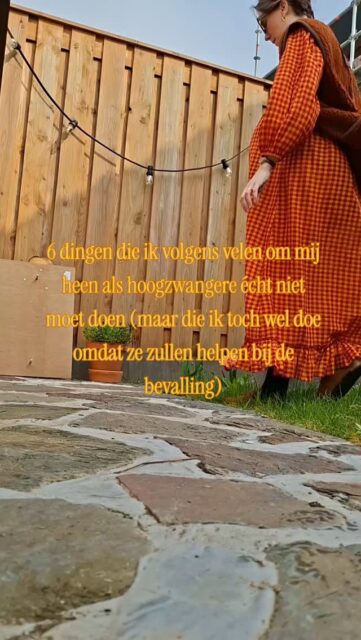 Het zijn allemaal geen grote of stoere dingen, maar wel heel belangrijk voor mijn mentale of fysieke gezondheid. En dus doe ik ze!

☀️ Heel vaak even squatten. Tijdens de bevalling verwacht ik heel veel tijd squattend door te brengen. Goed dus om mijn squatspieren actief te houden tijdens de zwangerschap.
☀️ Alles eten waar ik zin in heb. Noem het een craving of niet, maar ik eet (bijna) alles waar ik zin in heb. Natuurlijk met mate, maar dat deed ik voor de zwangerschap ook al. Ik geloof dat mijn lichaam goed kan aangeven wat ze nodig heeft. Heb ik ergens trek in dan zal dat vast een reden hebben. 
☀️ Tuinieren. "Mag" natuurlijk niet vanwege giftige stoffen, maar met tuinierhandschoenen aan is het helemaal prima. Ik word er gelukkig van dus ik tuinier lekker. 
☀️ Mijn peuter optillen. Hallo hey binnenkort is ze grote zus en dan zullen m'n armen de helft van de tijd gevuld worden met een ander kindje. Ik houd d'r zoveel mogelijk vast en til d'r op wanneer nodig want de tijd vliegt! En je kindjes knuffelen maakt oxytocine aan wat ontzettend nodig is om de bevalling op gang te brengen.
☀️ Colostrum kolven (vanaf 37 weken). Omdat ik nieuwsgierig ben naar of mijn lichaam alweer melk aan het aanmaken is en omdat ik het niet erg zou vinden de bevalling te kikstarten🙃
☀️ Lekker veel fietsen en wandelen. Mijn bekken is deze zwangerschap absoluut niet mijn beste vriendin, en dat betekent dat ik juist lekker actief blijf. Klinkt tegenstrijdig, maar het is hard nodig om in beweging te blijven (althans volgens de bekkenfysio). En de hele dag in huis blijven met een mega buik en peuter past dit voorjaar niet bij wat ik nodig heb. Dus we wandelen (langzaam) en fietsen (korte stukken) vrolijk verder.

En nu jij! Wat deed jij in het laatste trimester dat je "eigenlijk niet had moeten doen"?