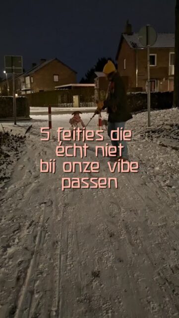 Niet schrikken want de 1e is meteen een pittige😅

❄️ We hebben een hekel aan hoe opvoedtermen zoals Gentle parenting, Natuurlijk ouderschap en Attachment parenting online hele cults hebben weten te verzamelen. Gezond verstand lijkt uit het raam te zijn verdwijnen en ouders worden een perfect maar volledig onrealistisch plaatje voorgehouden. Als je offline met mensen over zulke onderwerpen praat, krijg je een veel genuanceerder beeld te zien.
❄️ We zijn allebei dol op tech en gadgets. Charlie installeerde laatste alle tech in het nieuwe huis van mijn zusje en zou het liefst wekelijks een nieuwe gadget kopen. Bas maakt met liefde diepe duiken in alle technische ditjes en datjes van instrumenten, gaming consoles en auto's.
❄️ We zijn al jaren niet een kerk ingestapt (volgens mij was de vorige keer Rome 2021?) en hebben helemaal niks met georganiseerde religie. 
❄️ We hebben allebei vaak een oordopje in met een audioboek, podcast of muziek opstaan terwijl er zelfstandig wordt gespeeld. Dat wij onze kinderen een leven zonder al te veel schermtijd hopen te laten leven, betekent niet dan wij zonder onze dopamine van buitenaf kunnen.
❄️ We rollen regelmatig (onopvallend) met onze ogen als de ander met onze peuter bezig is. Ik als hij middenin het speelhuisje gaat zitten uitrusten, hij als ik samen bak of kook en binnen 5 minuten de hele keuken overhoop heb gegooid terwijl hij die net schoon had gemaakt.
❄️ We verheugen ons er nu al op om samen een speciaalbiertje of Margarita met de kids te drinken als ze wat ouder zijn.

Hebben we je weten te verrassen?🤭 Welk feitje zag jij écht niet aankomen?