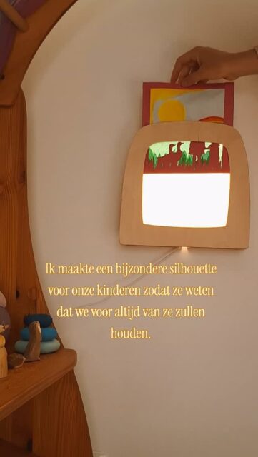 Stel je voor dat je kinderen twijfelen of je van ze houdt...

Terwijl zij precies zijn wie zij zijn, durven ze jou niet meer te appen. Met de feestdagen trekken ze een outfit aan die niet bij ze past. Lachen ze om grapjes die ze niet grappig vinden. Stappen ze na een bezoekje huilend in hun auto. Durven hun partner niet eens mee te nemen naar een begrafenis. Kunnen het uberhaupt niet met jou hebben over hoe ze zich voelen...

De opmerkingen die ik deze Pride maand weer voorbij heb zien komen maken me misselijk. Ze zijn het herhalen niet waard😐

Het zal voor altijd duidelijk zijn voor onze kinderen, onze families en onze vrienden dat iedereen mag zijn wie die is. Dat de deur open staat. Dat iedereen omhelst worden met niets minder dan pure liefde. 

Ik kan er niet bij dat mensen daar anders over denken.

Dus hoewel Pride maand tot een eind komt, blijven wij het hier thuis luidruchtig en in stilte verkondigen. Je bent welkom. Wie je ook bent♥️🌈