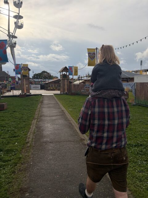 Je gaat never nooit niet raden welk optreden wij op het Oktoberfest bezochten🙃 (scroll door voor het antwoord)

Girlies first pakje chocomel ging erin als koek🥹

Het blijft bijzonder om met je kindje naar een stad te gaan waar je jarenlang zonder hen hebt gewoond.

Matchende feestlaarzen🥹

En? Had je het goed?

Stylish💅

Ik heb het volume gedempt omdat er 2 volwassenen keihard door de engelenstemmen van K3 zongen🤣

Cultuursnuivers♥️