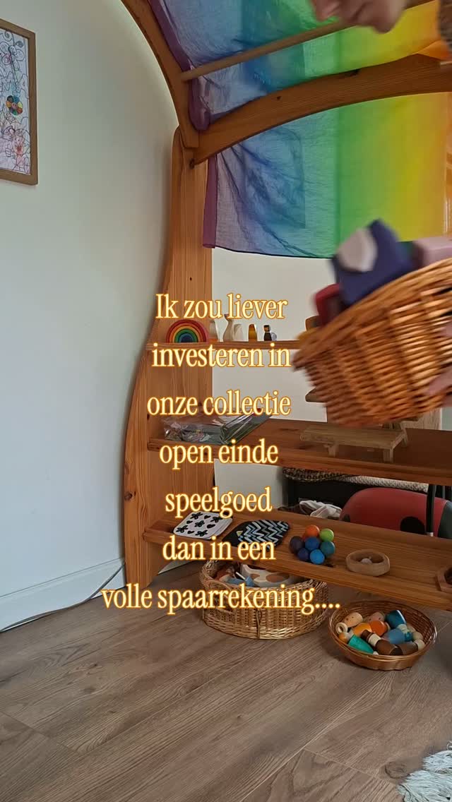 Mee eens? Of pomp jij de spaarrekening van de kinderen het liefst vol?
Toen we laatst met een familielid aan het overleggen waren over een verjaardagscadeau voor Lilly, moest ik op een gegeven moment een grens stellen. Wij hebben namelijk een heel fijn verlanglijstje (al zeg ik het zelf) en die houden we helemaal up to date.
Er staat precies op welk soort speelgoed wij onze kinderen gunnen met mooi en degelijk speelgoed van merken zoals @ostheimerwoodentoys en @djeco_toys . Met tips voor fijne tweedehandswinkels en Vinted profielen. Met advies voor cadeaubonnen voor kleine ondernemingen zoals @kleineschobbejak en @dekleinetovenaar en dingen die we altijd nodig hebben en die we daarom heel graag als cadeau ontvangen (zoals bio koffiebonen en low tox zeep van @weledabenelux🤭).
Er staat zelfs precies op welke houten dieren we nog zoeken. Welke showergel favoriet is en welke boeken uit een specifiek boekenreeks we nog niet hebben. Trust me als ik zeg dat de lijst uitgebreid is. En toegankelijk want er staat voor iedere prijsrange wel wat op. Het is inmiddels bijna een uit de hand gelopen hobby van mij geworden😅
Anyway! Terug naar die familielid. Die vond niks. Maar dan ook NIKS op de lijst leuk om te kopen🫠 Ik kreeg appje na appje met ideeën voor speelgoed dat helemaal niet bij ons gezin past. Voor bedragen waar je ogen van uit je oogkassen vallen. Het was dus niet een budget ding. Puur een smaakding😅
De conclusie? "Dan maak ik geld over voor op haar spaarrekening." Dat was het moment dat ik een grens trok. "Als je als verjaardagscadeau geld wil schenken, dan kan dat. Wij zullen dat geld meteen gebruiken om te investeren in speelgoed dat bij onze opvoed waarden en normen past. We zullen haar laten weten dat het cadeau van jou komt."
En daar eindigde het gesprek over cadeaus. Zij blij en wij blij...
Maar nu mag jij radenhoe dit verhaal eindigt🙃