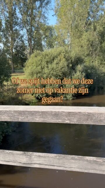 Wat denk je nou zelf?🤭
Alle liefde aan iedereen die écht graag het huis uit wilde deze zomer. But guys kom dan niet klagen dat het “harder werken is dan thuis”🫠
Als je gaat, accepteer dan dat dat erbij hoort ipv te schrikken dat je gewoon je leven thuis verplaatst naar de camping/het zwembad en dat het dus nog harder werken is😳
Ja I know dat het niet netjes is om anderen de oordelen op hun keuzes (en foei al helemaal niet andere mama’s) maar misschien is het tijd om toch zo af en toe met een warme knuffel eens te vragen of het wel zo’n goed idee is om met je 1, 2, 3, 4 jarige te verkassen😬
Ps. Ik begin wel steeds meer respect te krijgen die het radicaal aanpakken en zich helemaal overgeven aan de chaos van op vakantie gaan met kleine kinderen en daarna niet mopperen dat het eigenlijk geen handig plan was😘